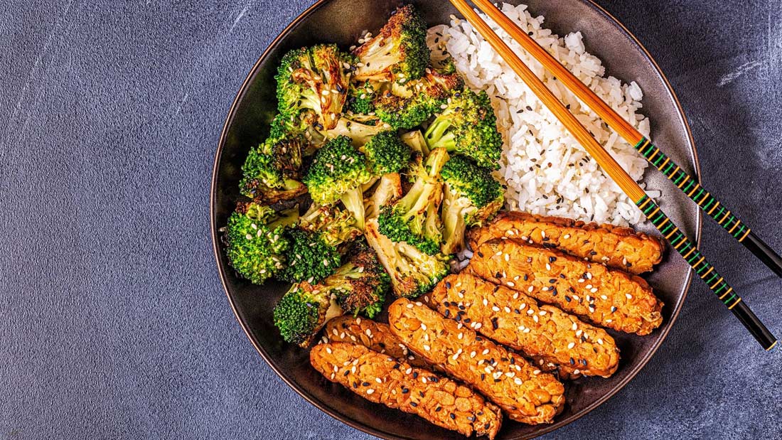 Tempeh with rice and broccoli