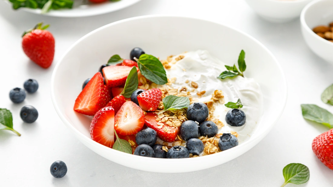 yoghurt bowl with berries
